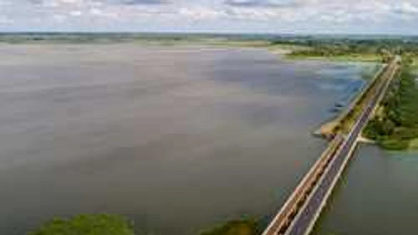 Elrajtolt a Tisza-tó körüli biciklis kört teljessé tevő út építése