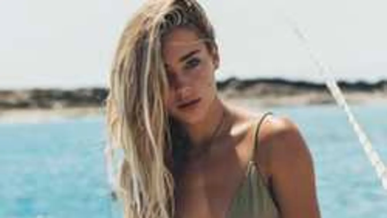 Melltartó nélkül, vadító pózban mutatta meg magát a bájos modell