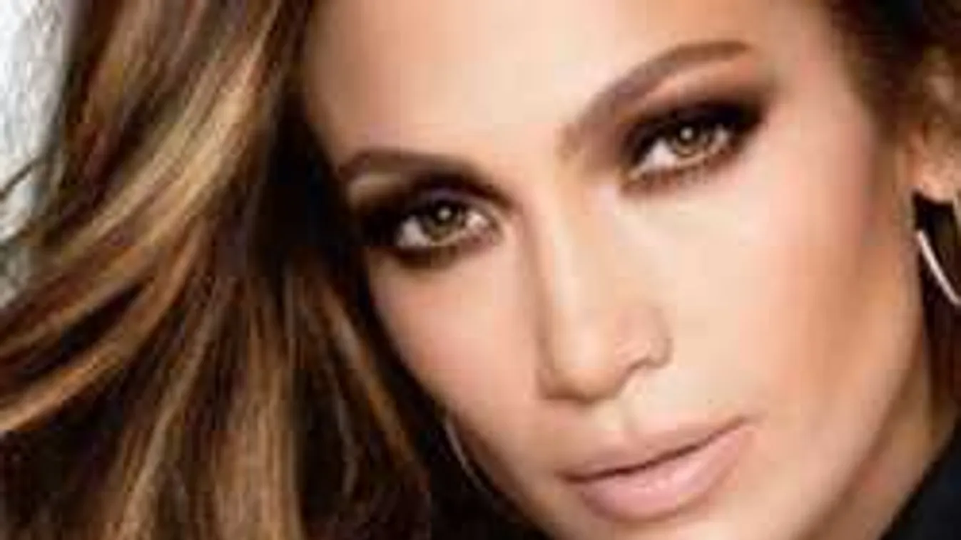 Titokban eljegyezték a 49 éves sztármamit? Gigantikus gyűrűt villantott