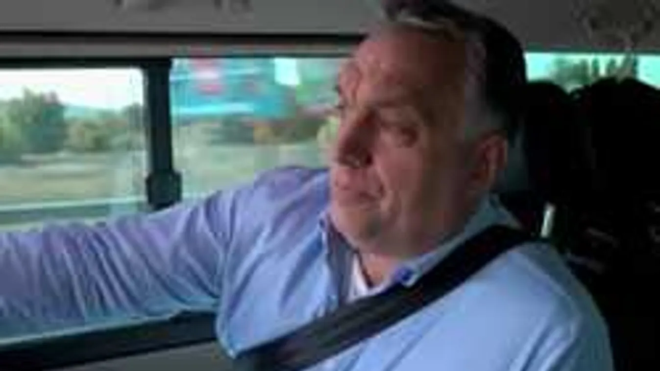 Orbán Viktor maga ment ki a reptérre. Útközben ezt mondta.