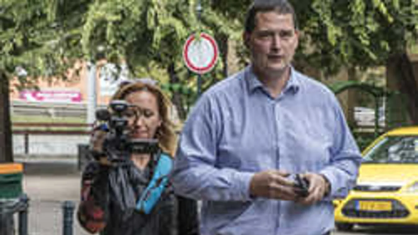 Feketepénzekkel tömte ki saját tévéjét a Jobbik