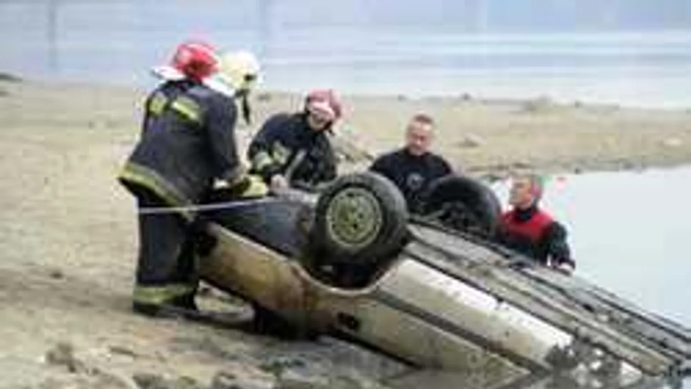 Helyszíni fotók érkeztek: így emelték ki a rekord alacsony Dunából az autót