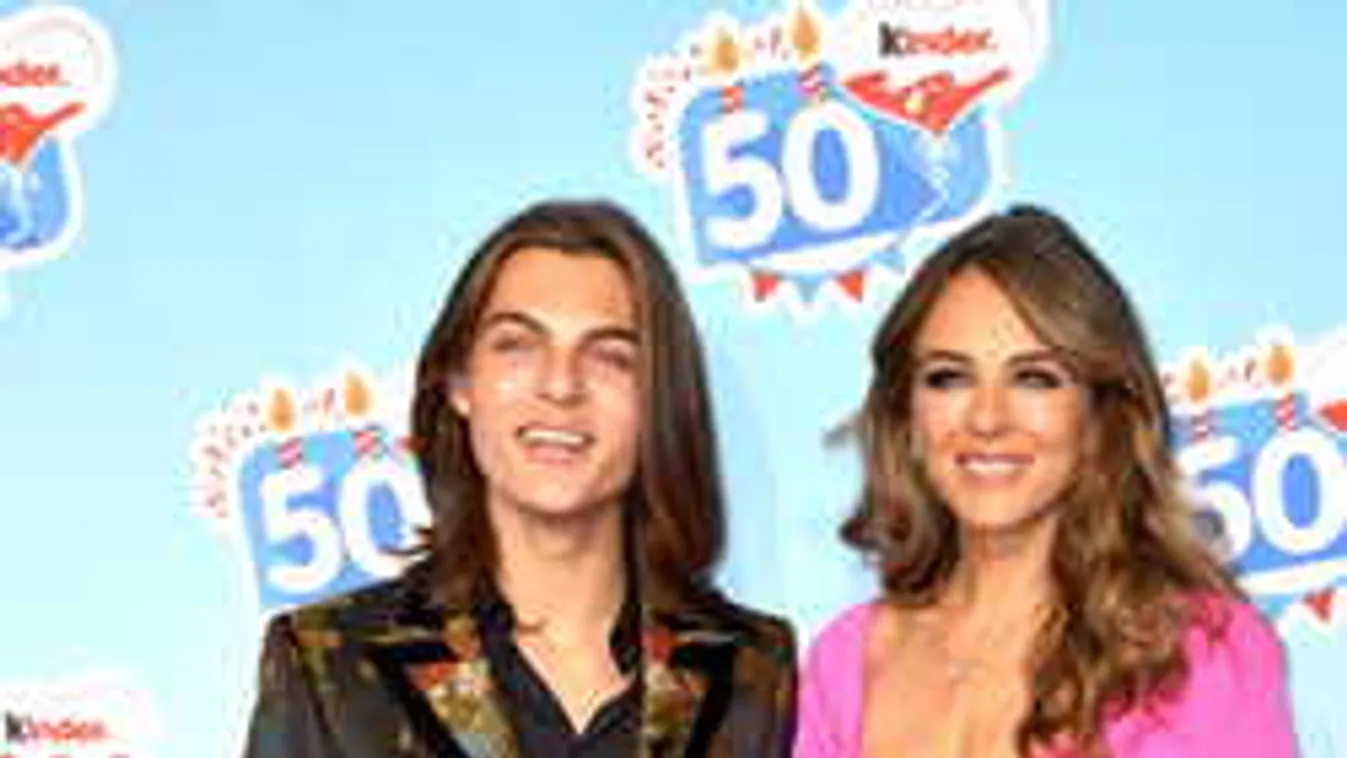 Elakad a szavad: megmutatta a sztármami, valójában mekkora melle van