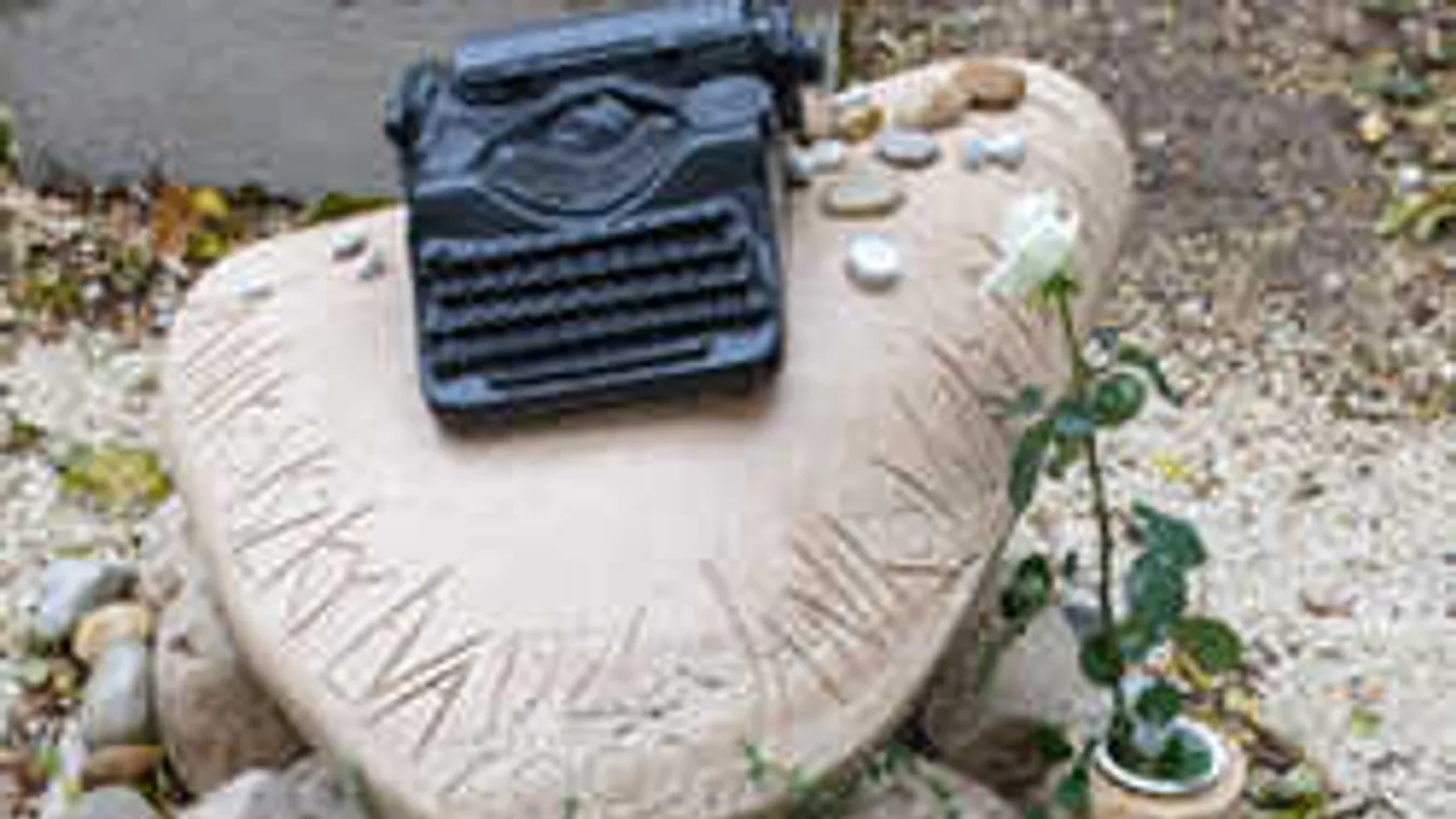 Megható fotó, így néz ki most Sinkovits Imre sírja