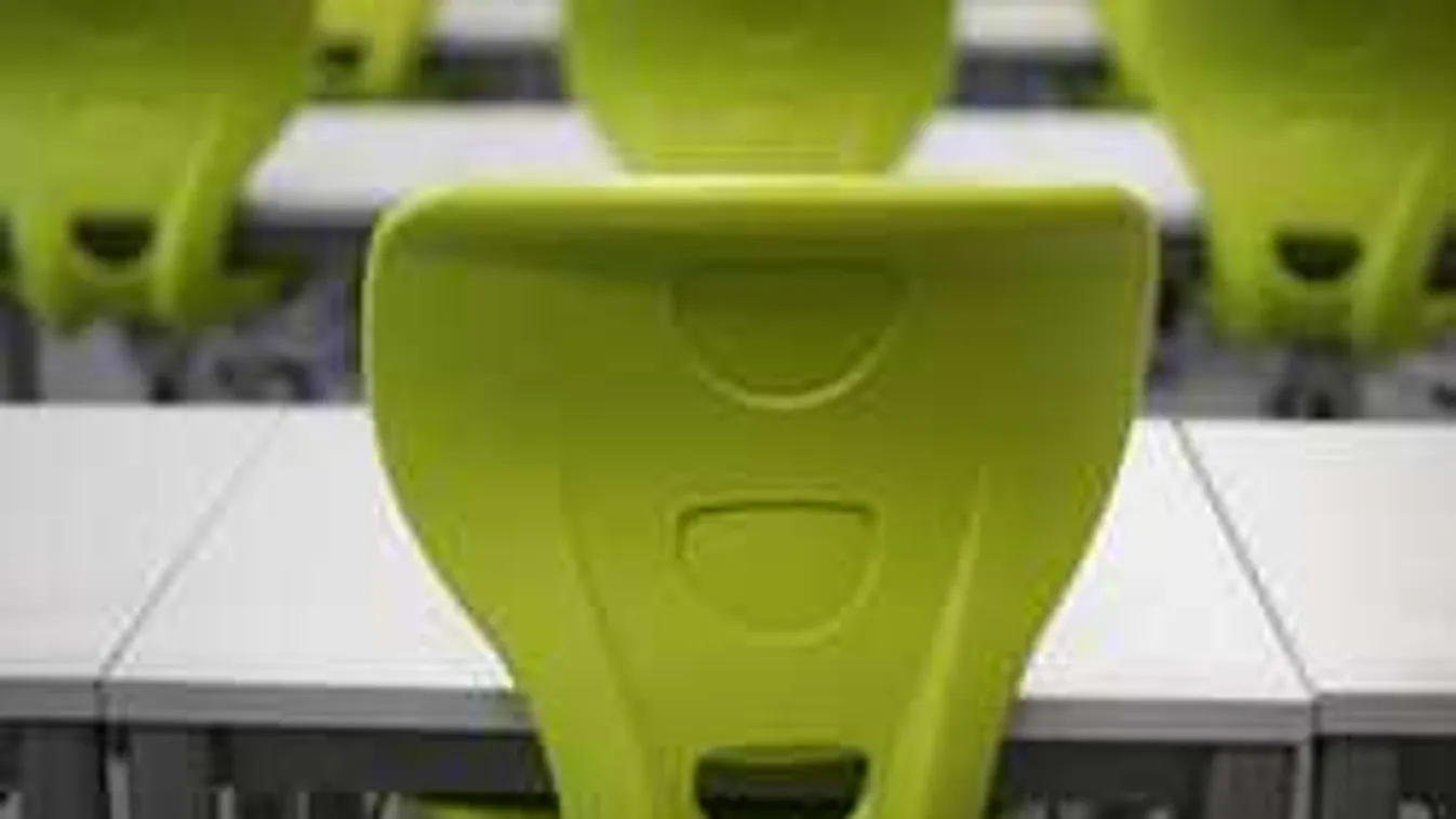 Lebukott a 27 éves tanárnő: míg férje dolgozott, diákját vitte szobára