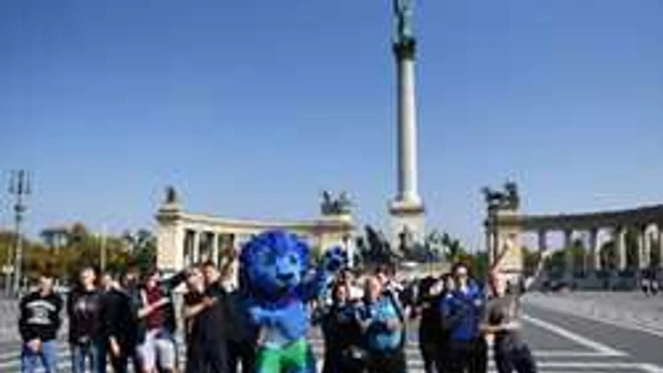 Mit keres egy kék oroszlán Budapest utcáin?