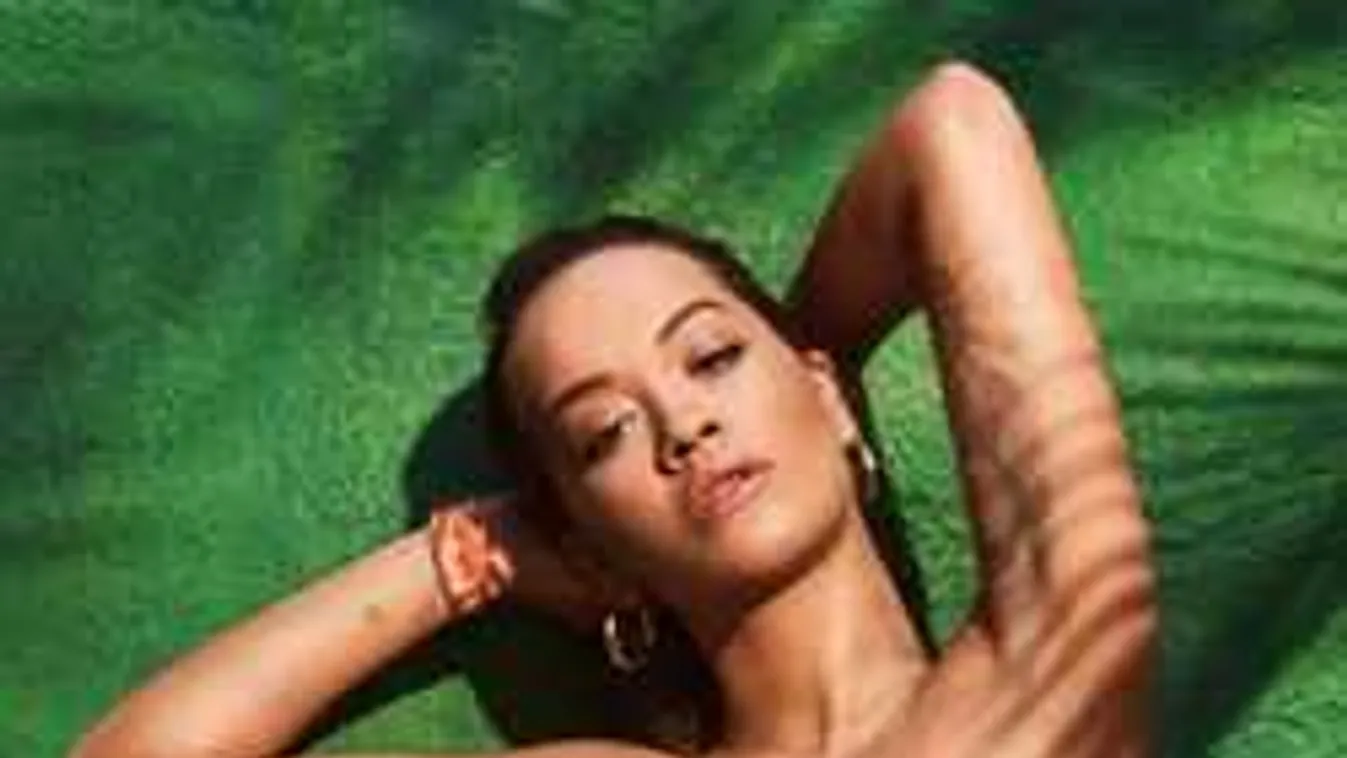 Se bugyi, se más: anyaszült meztelen kép jött a dögös énekesnőről