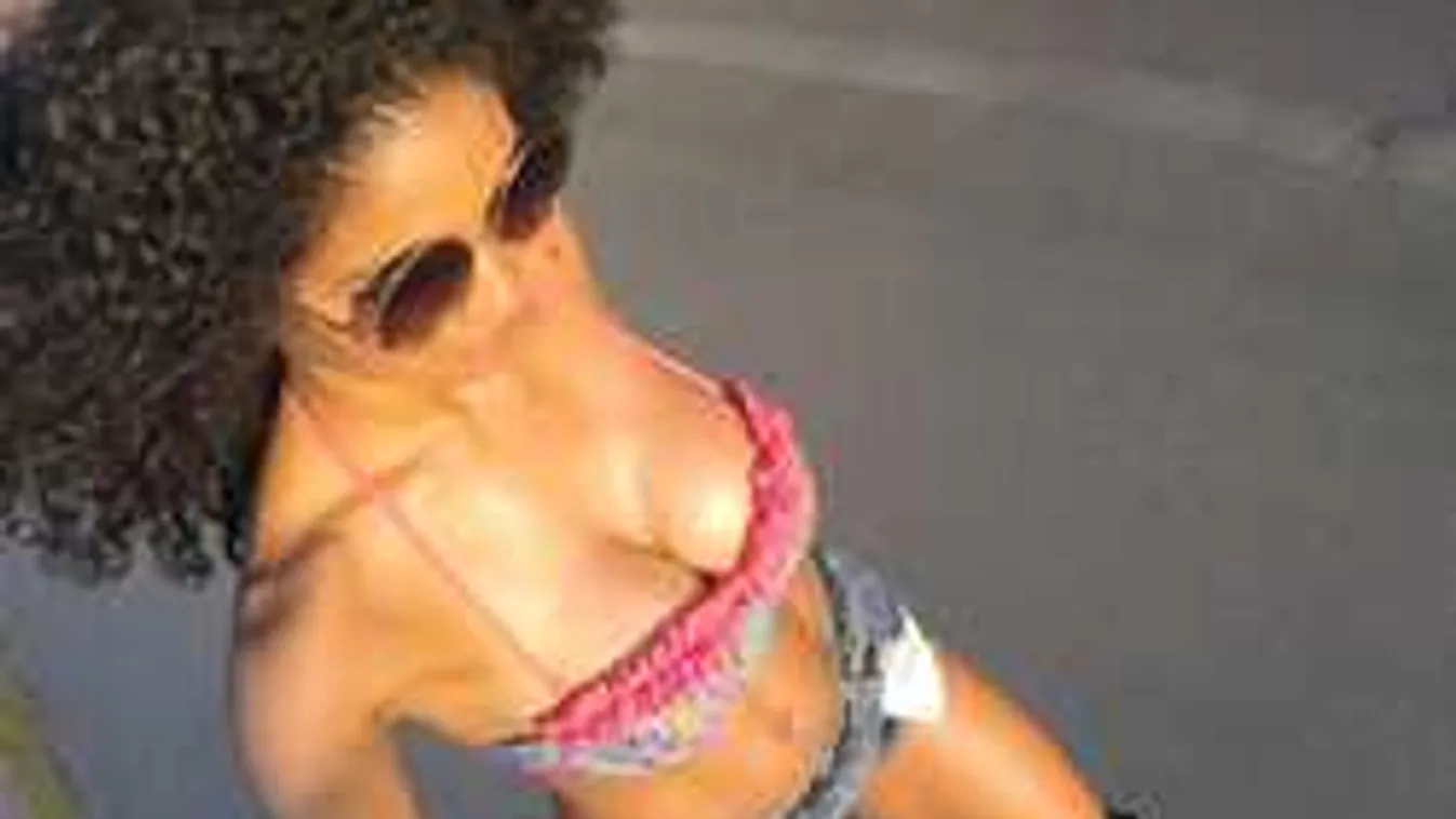 Õrjítő ciciket villantott a forróvérű műsorvezetőnő