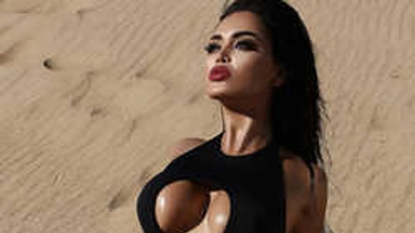 Lecsúszott a bugyi, hátulról lesték meg a bombatestű modellt