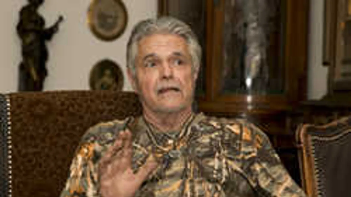 Rózsaszállal a szájában kért bocsánatot megcsalt feleségétől a magyar színész