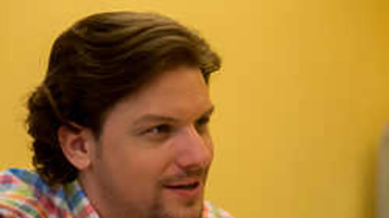 Peller Károly felejtene, hogy újra szerelmes lehessen a kolléganőjébe