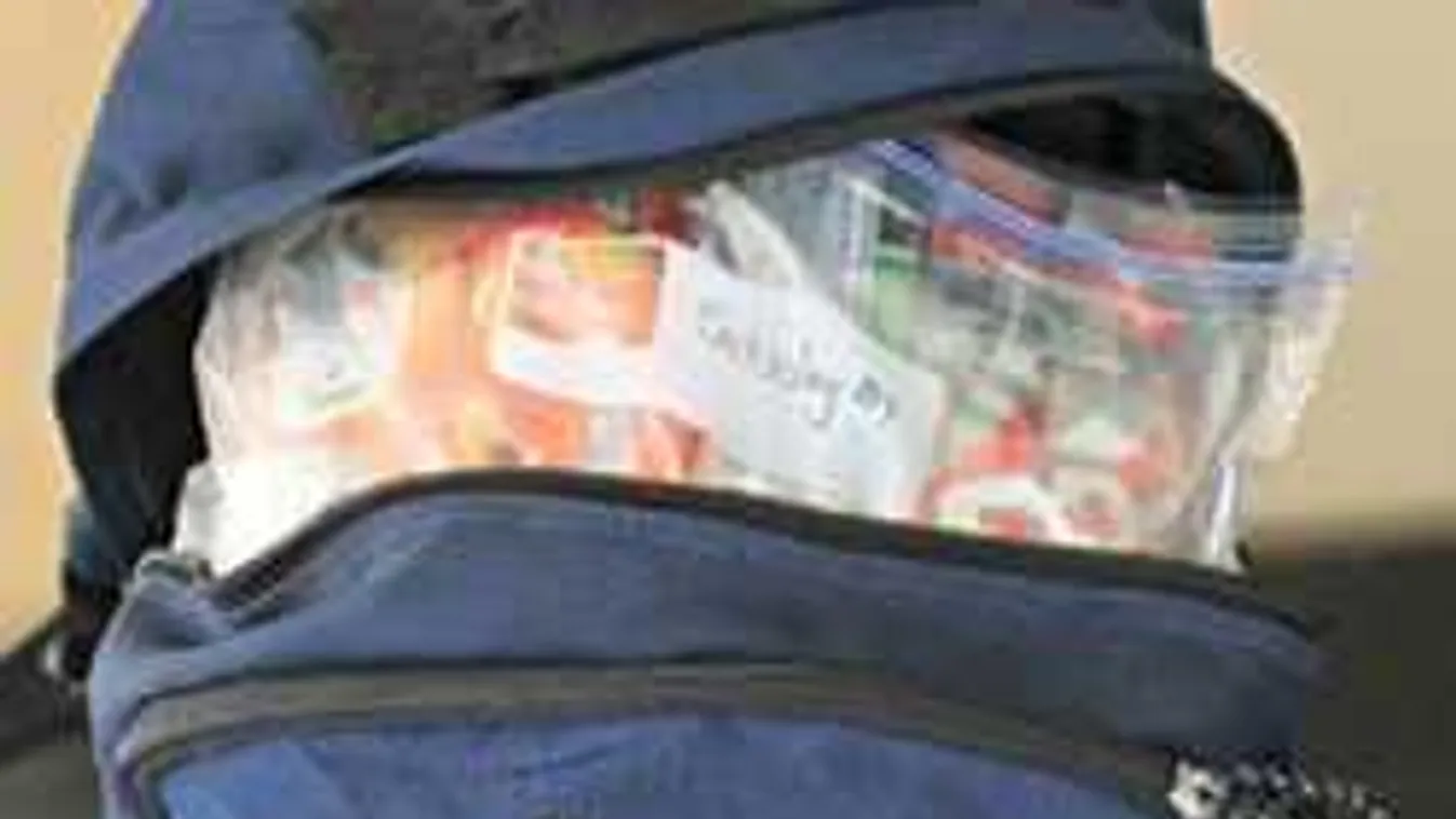 Sokkot kapott az anyuka, amikor meglátta, mi van a gyereke táskájában