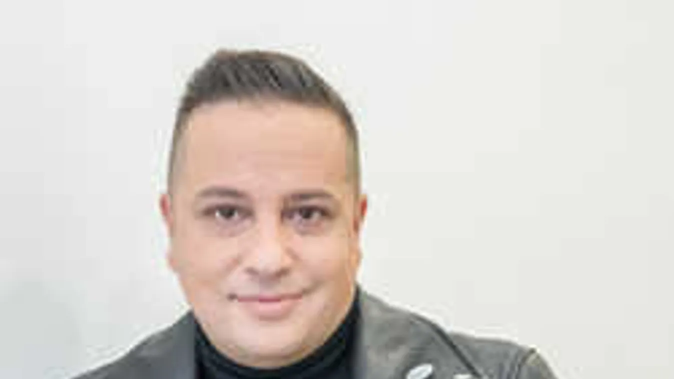 Vicces fotó, az út közepén aludt el L.L. Junior fia