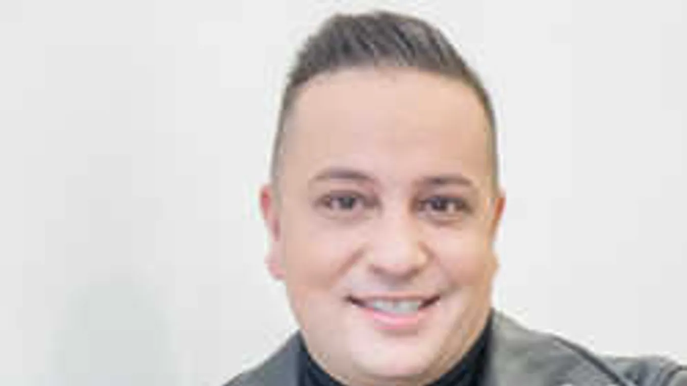 Dúl a szerelem: romantikus fotón a magyar énekes és kedvese!