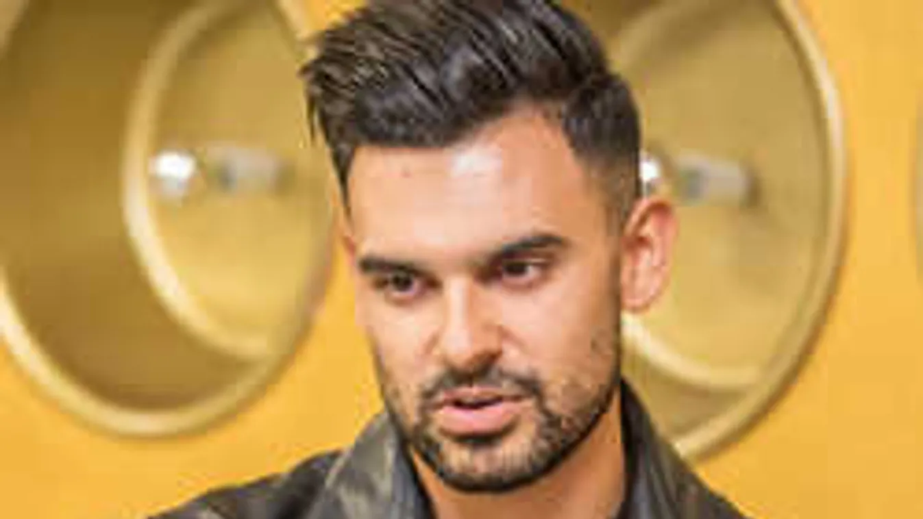 Exkluzív fotó, így romantikázik az ágyban kedvesével a magyar énekes