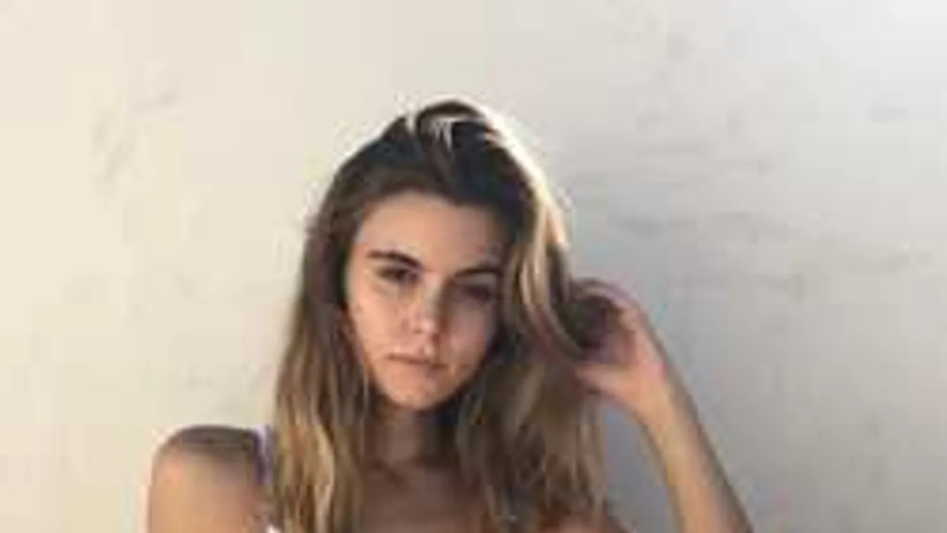 Izgató, az almamellű színésznő a felsőjét ledobva túrázik