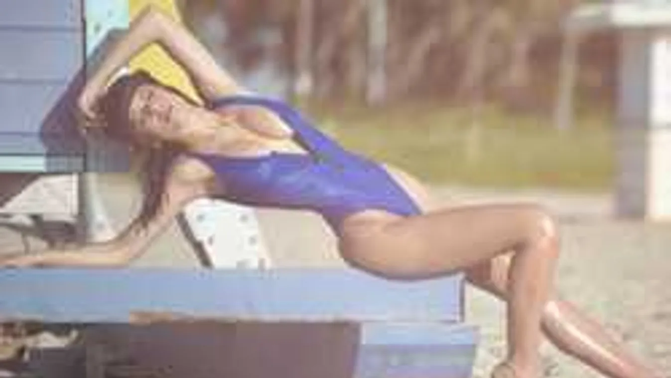 Ledobta melltartóját, izgató pózban mutatja meg bájait a riporternő