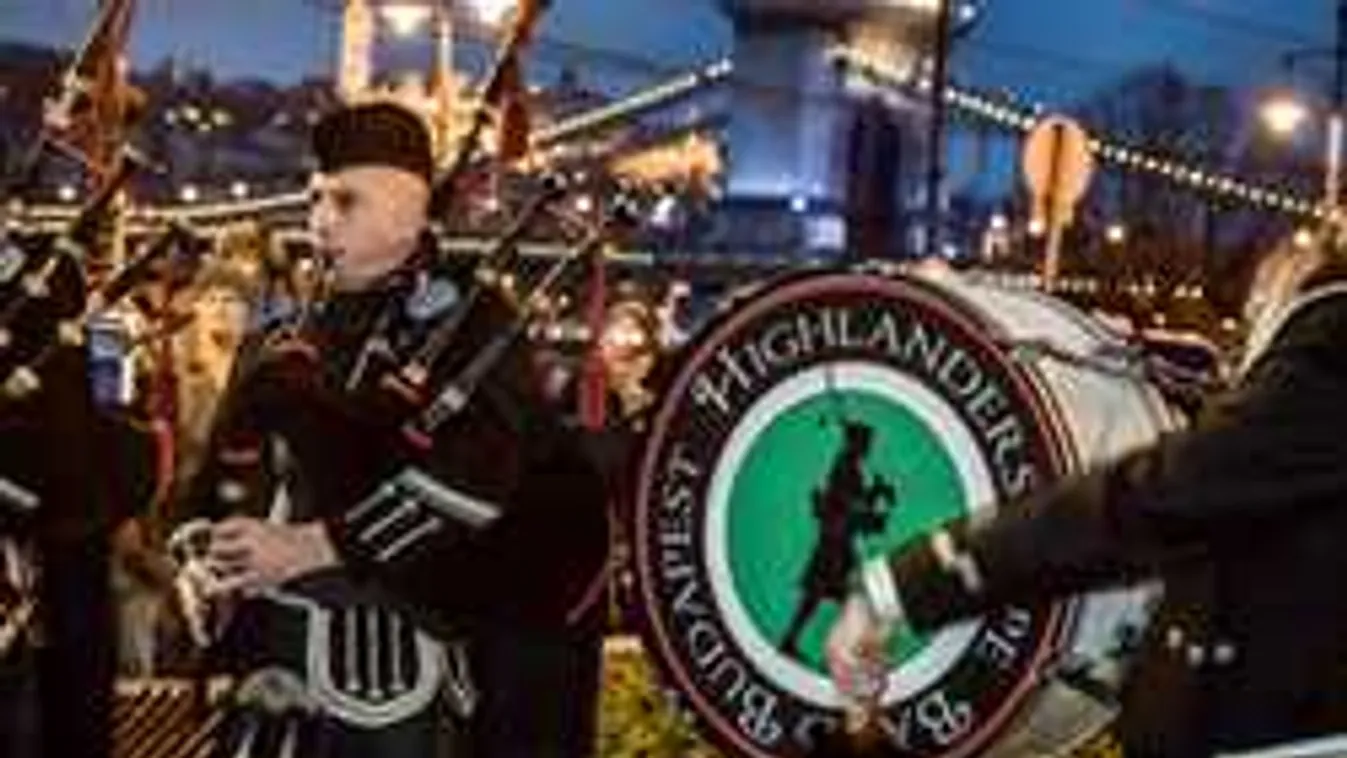 De mit csinálnak szoknyás férfiak a Lánchídnál?