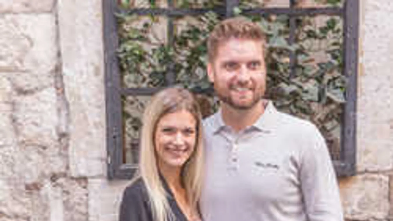 Különleges családi fotót mutatott Weisz Fanni, nem csak ketten vannak