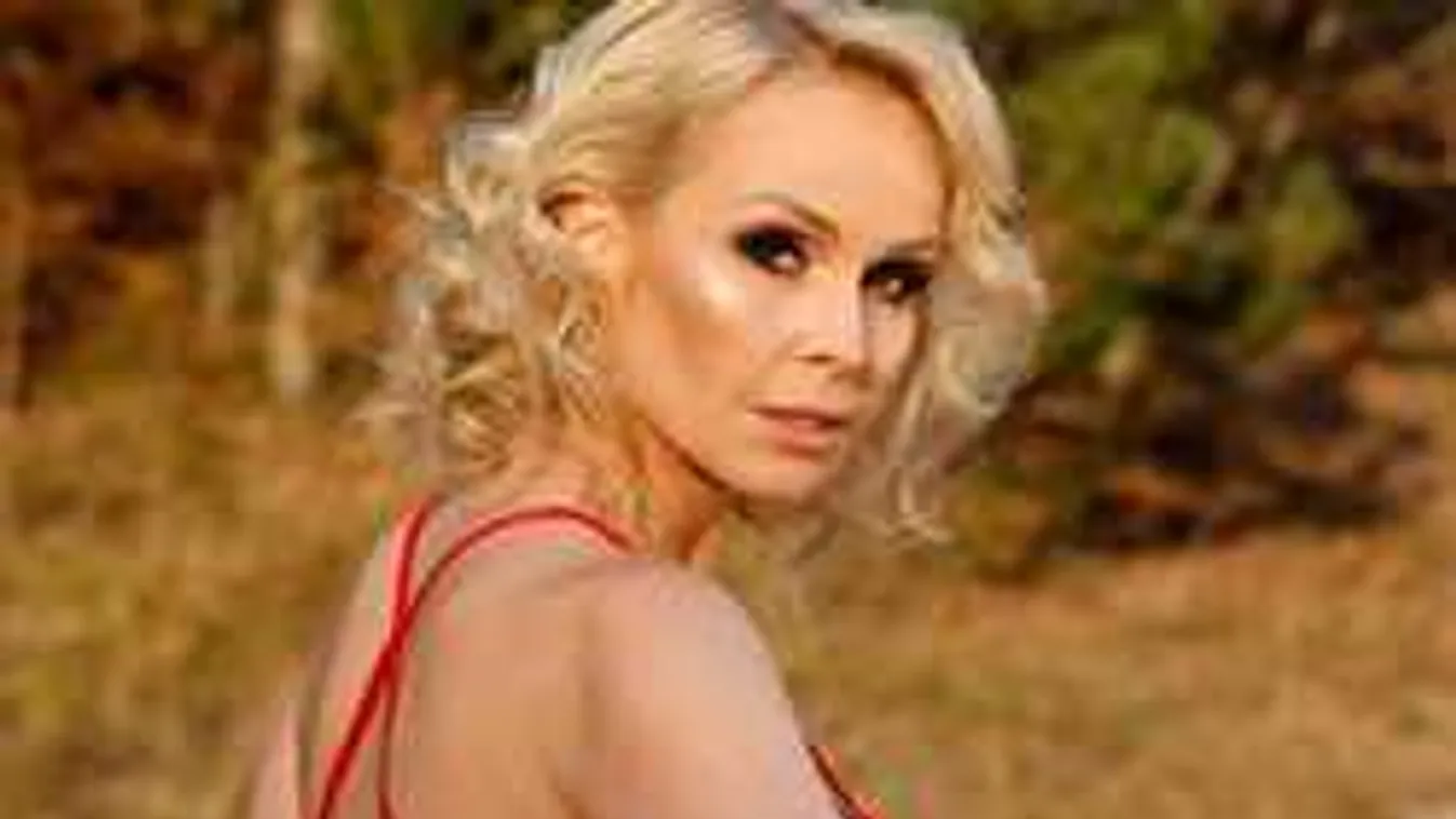 Domina-szettben állt színpadra Köllő Babett: kilátszott a melle