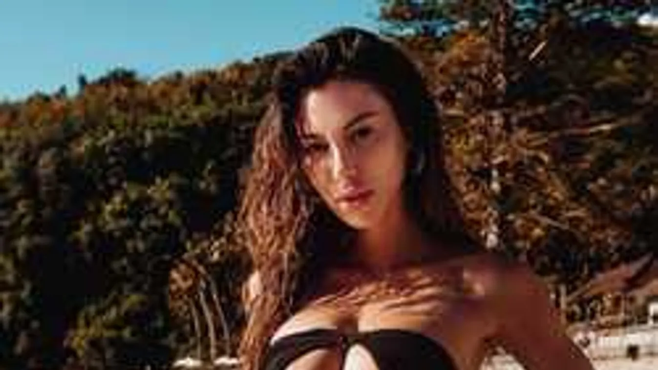 Izgató látvány, félmeztelenül vacsorázik a barackmellű sportolónő