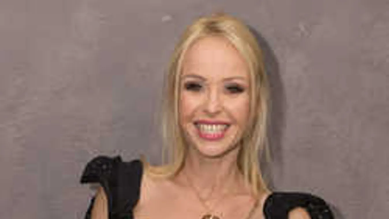 Tovább hergel Köllő Babett, formás popsijától eláll a szavunk