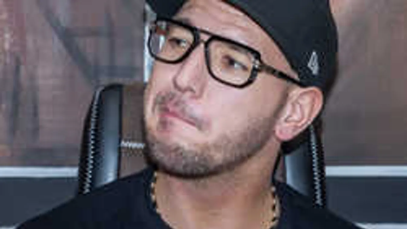 Ez durva: Élő adásban büntették meg Curtist