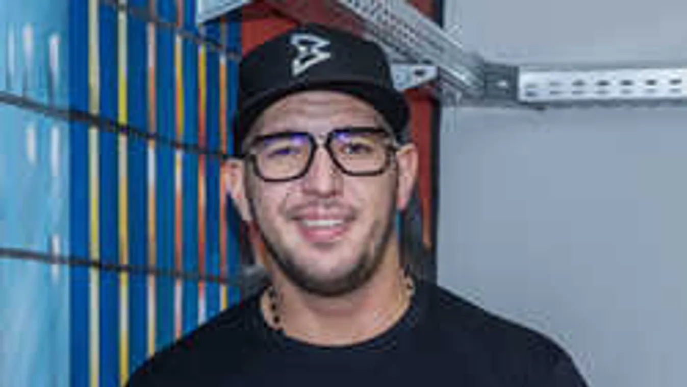 Ledobták a textilt: Így fest egy szál alsóban Curtis és Baronits Gábor