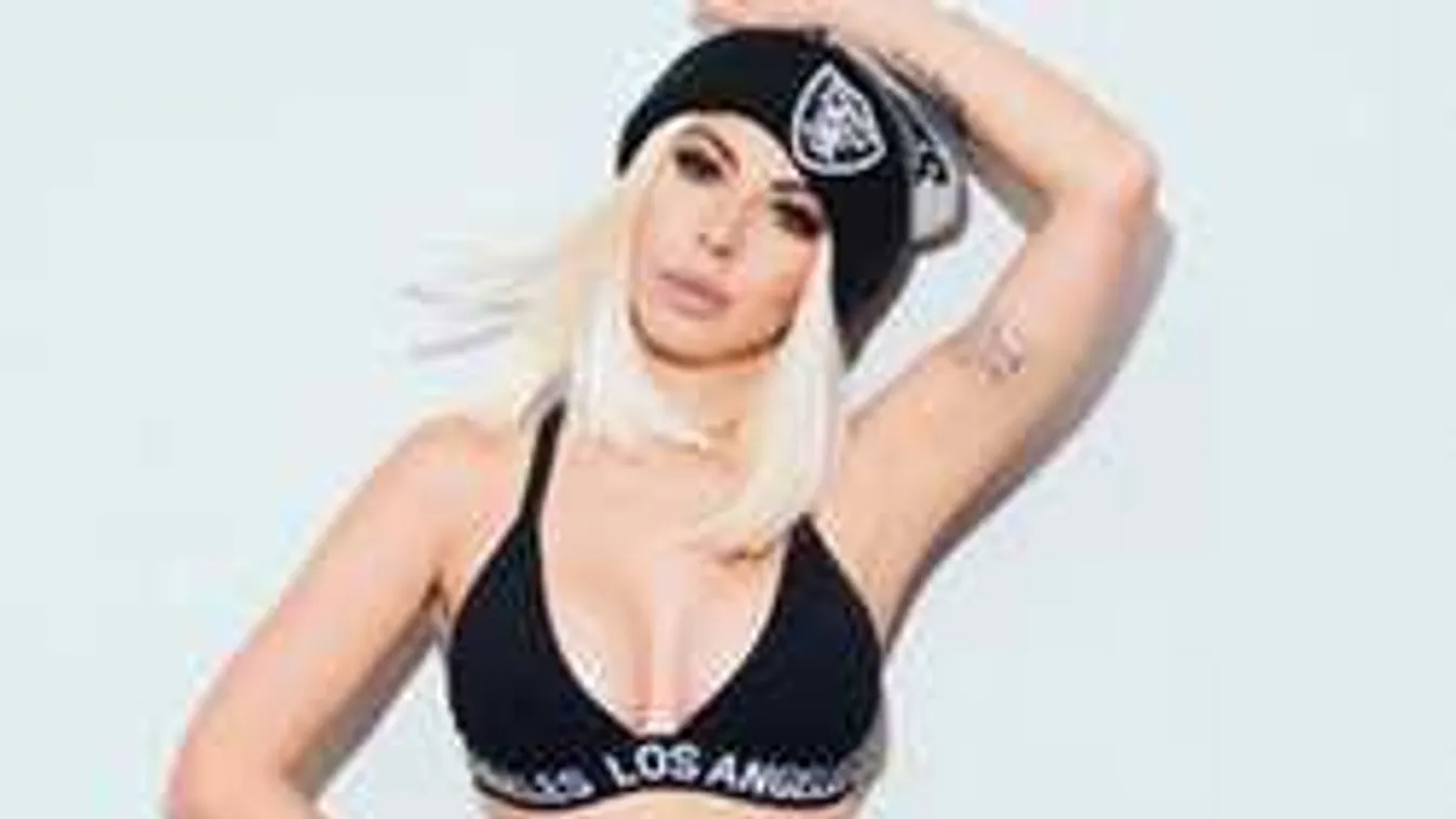 Micsoda mellek, a kádban fotózták a népszerű műsorvezetőnőt