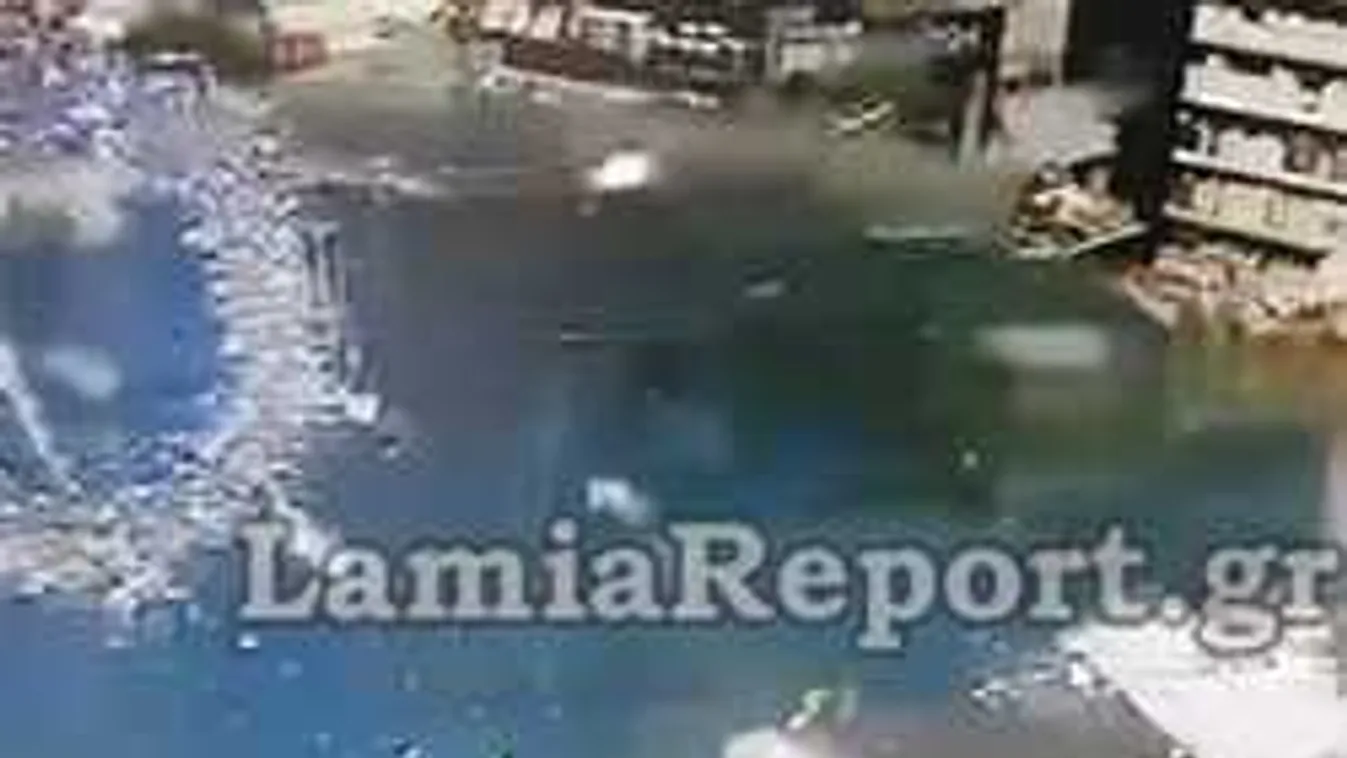 Fényes nappal csapódott egy autó a belvárosi gyógyszertárba - videó