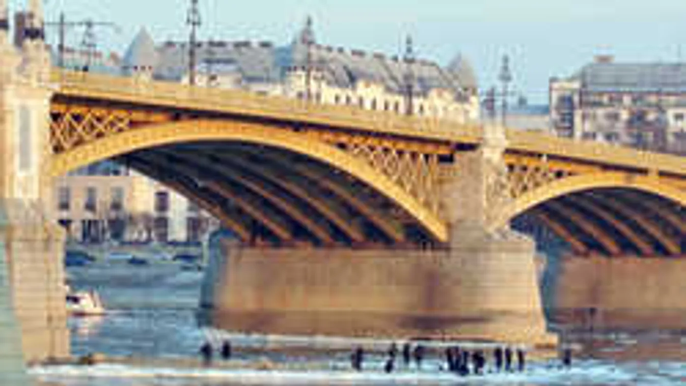 Minden perc számít: búvárok keresnek egy embert a Margit hídnál