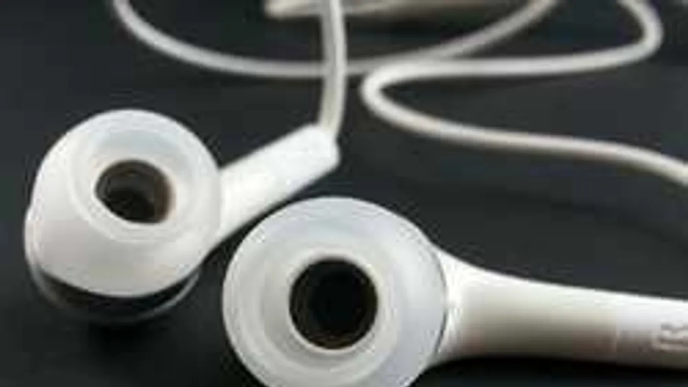 Ez durva: két villamos is elütötte, telefonján nézett filmet a fiatal