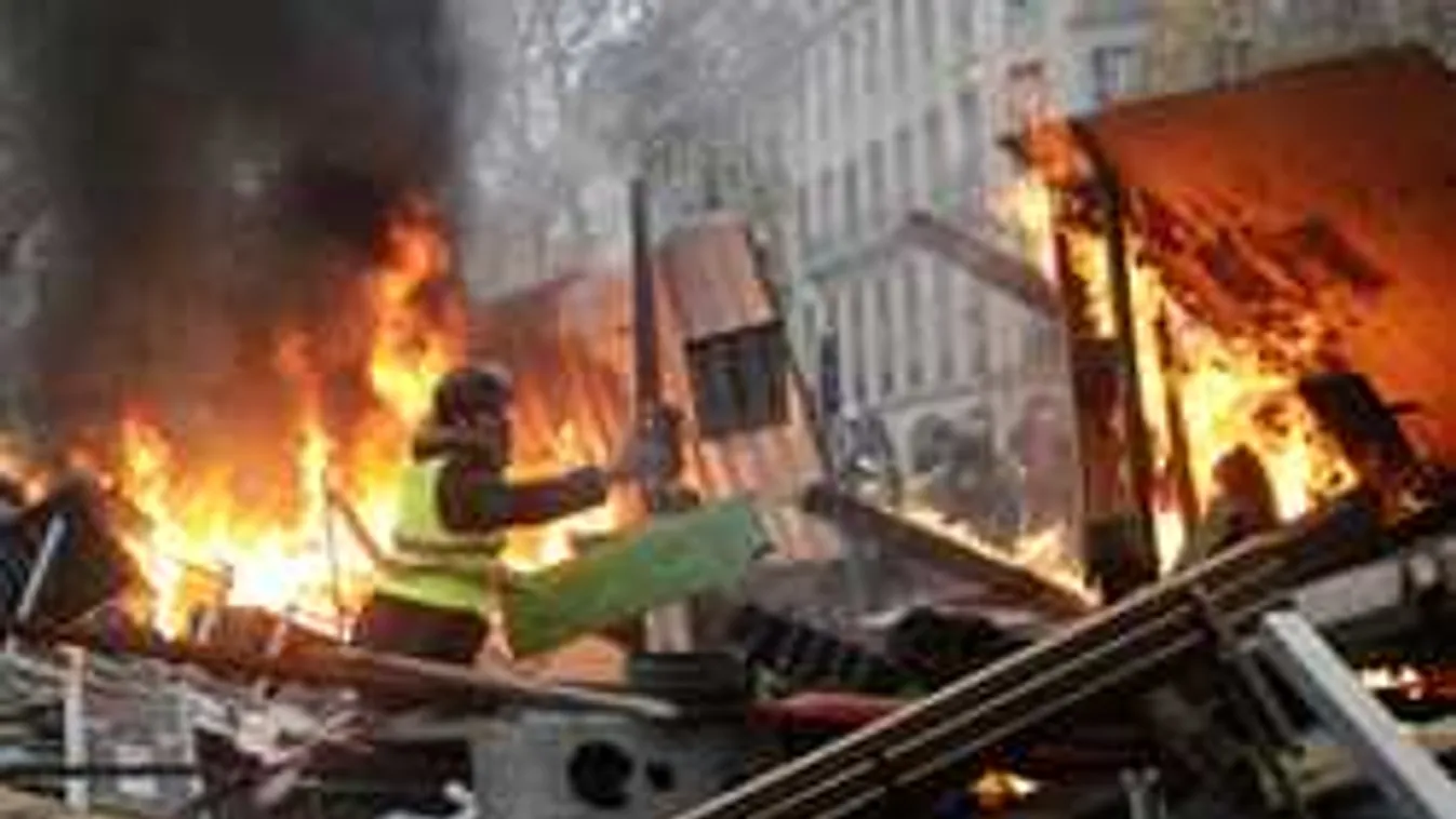 Elképesztő összecsapások Párizsban tüntetők és rendőrök között - Fotók