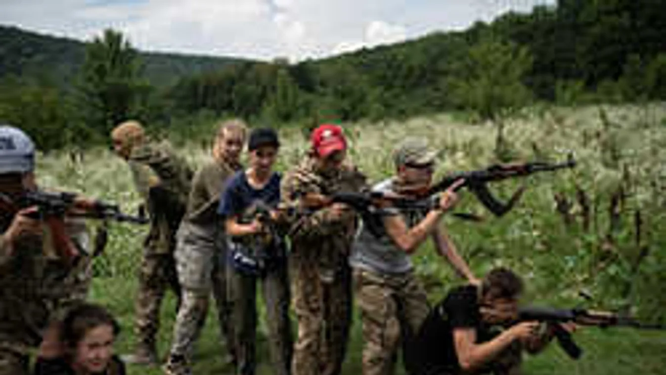 Durva fotók, igazi Kalasnyikovval gyakorlatoznak a gyerekek a táborban