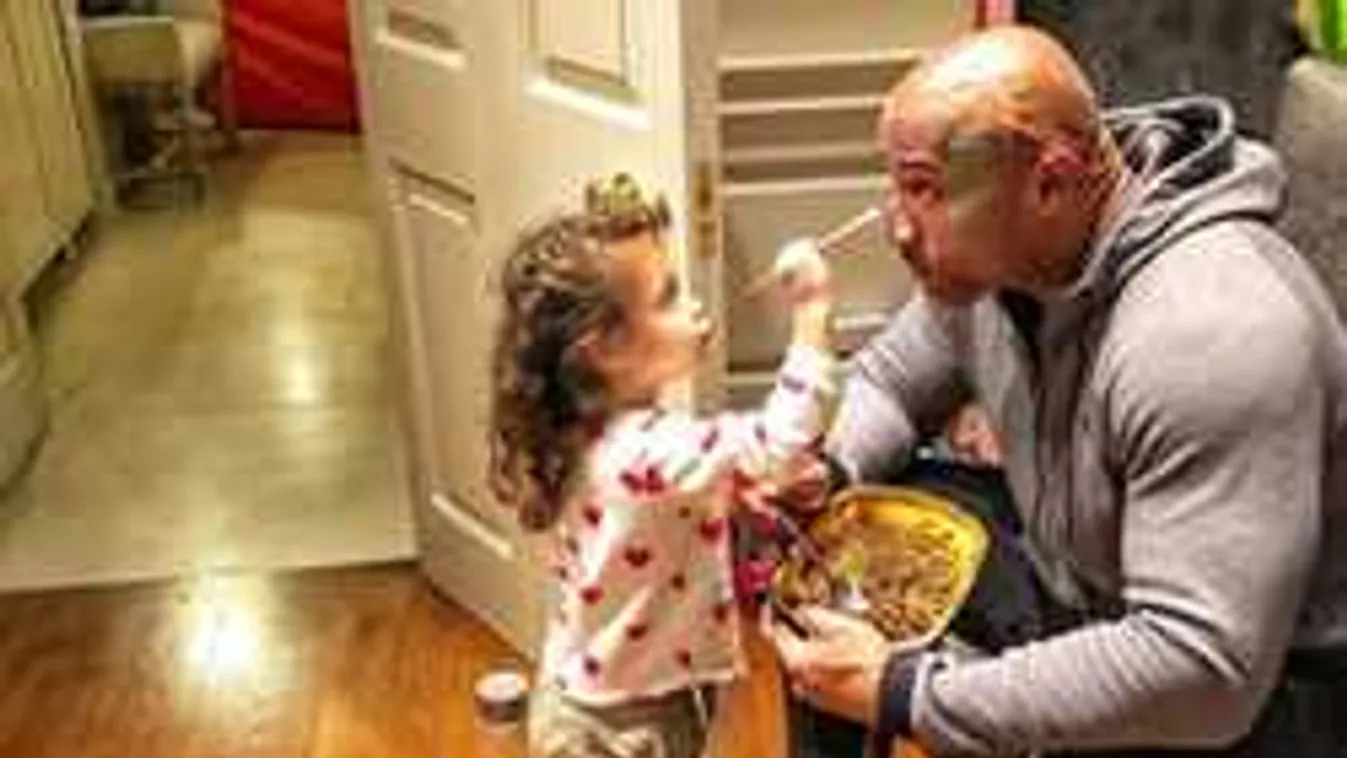 Ez a nap fotója: a kőkemény sztár is elolvadt 2 éves lánya kérésétől