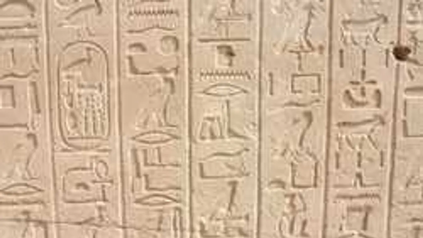Most jelentették be a tudósok: eddig sosem látott titkos sírokra bukkantak Egyiptomban
