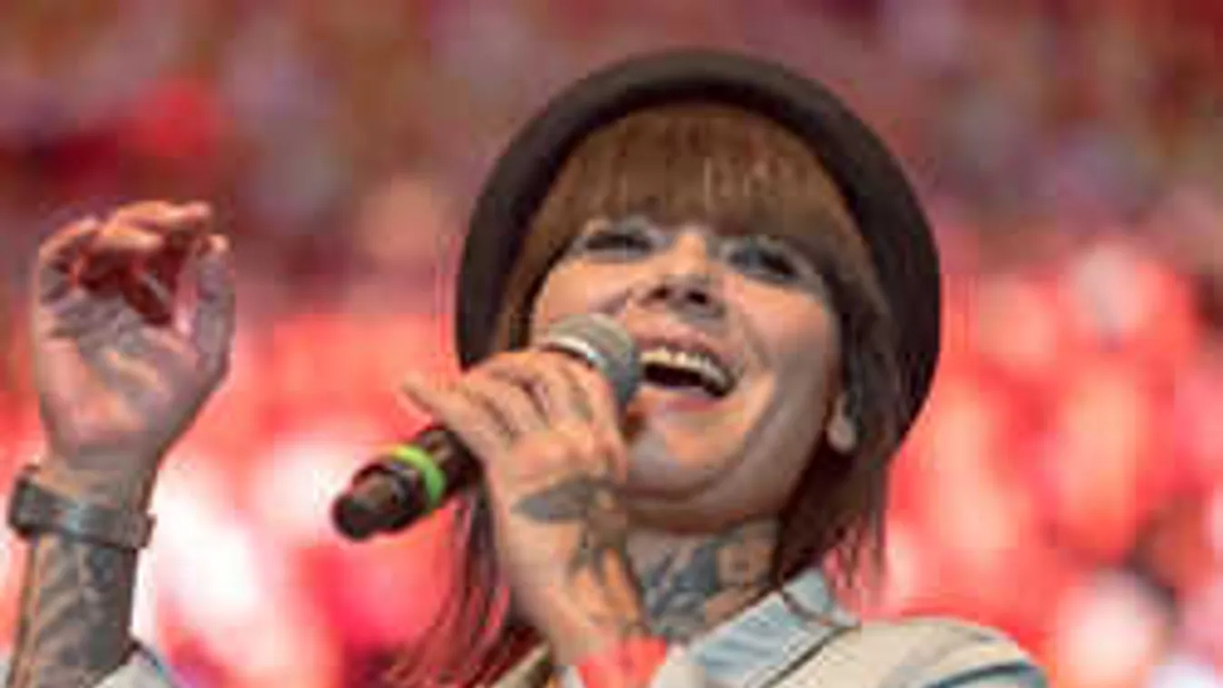 Rejtélyes férfi ölelgette az éjszakai bárban Oláh Ibolyát