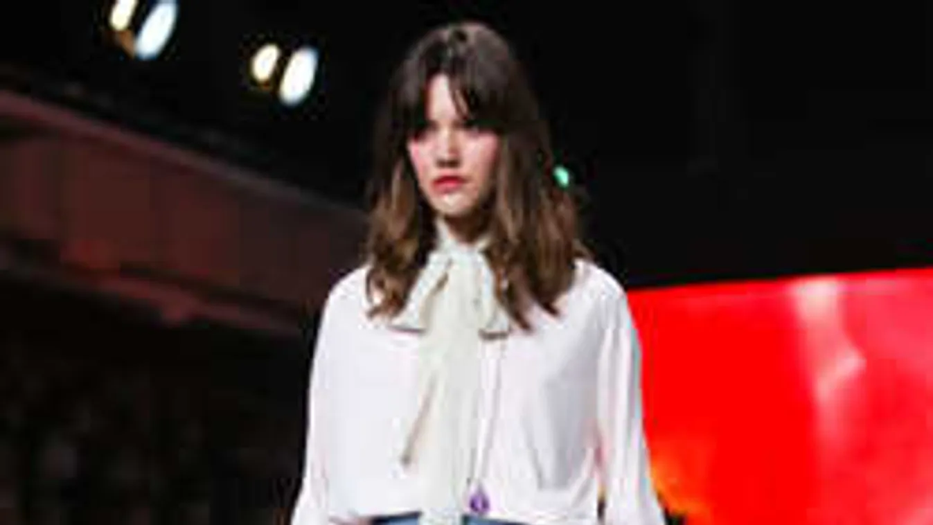 Itt a legújabb farmerdivat, de nem minden nő boldog