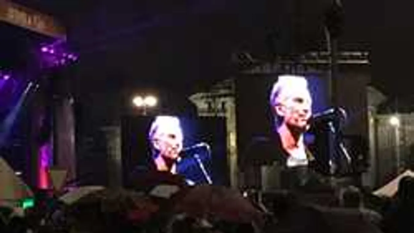 Elképesztő tömeg a Hősök terén, egy gombostűnyi hely sincs