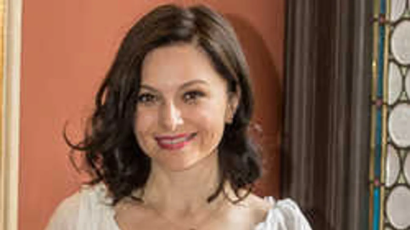 Bevallotta, küzd a kilókkal a magyar énekesnő