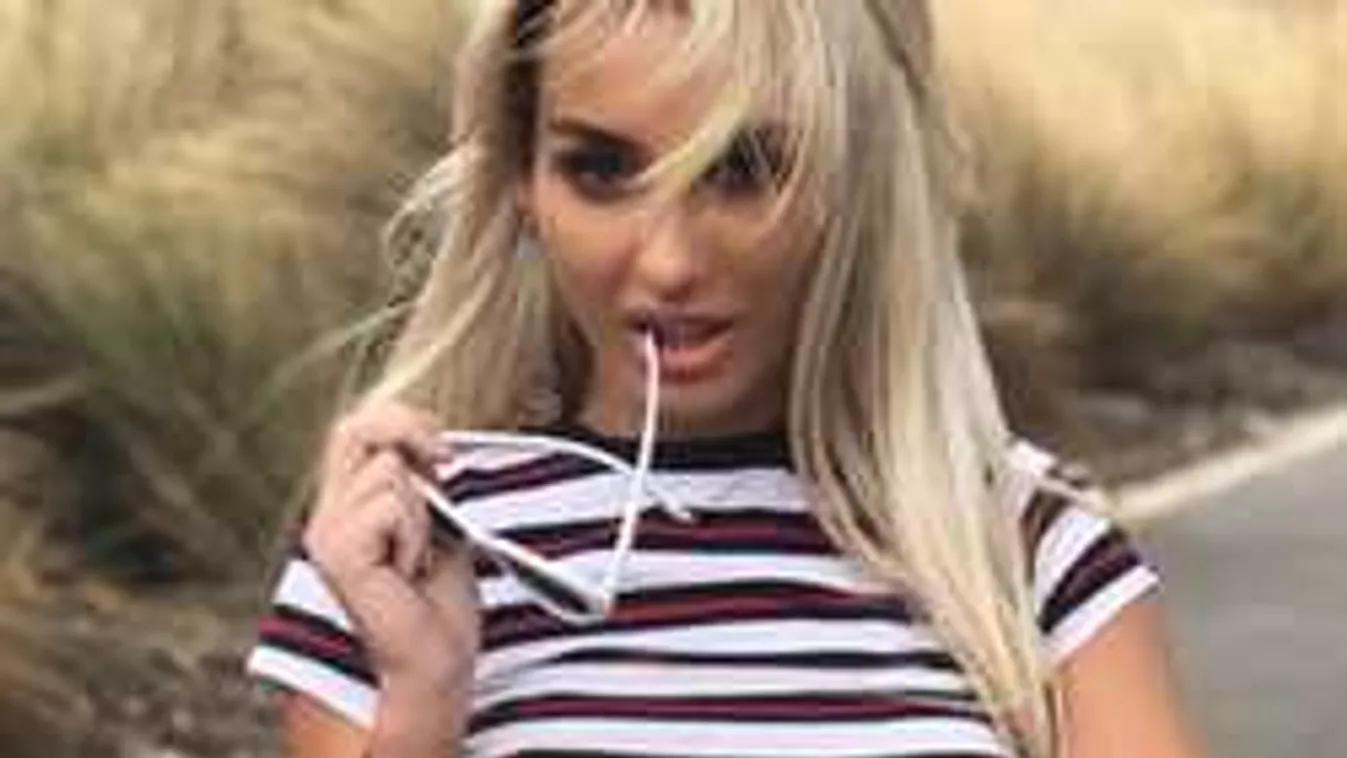 Bugyi nélkül pózol a formás mellű humorista lány