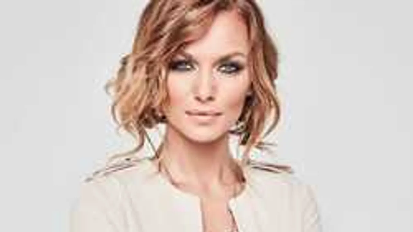 Tündéri videót tett közzé a magyar modell: Megmutatta kacagó babáját