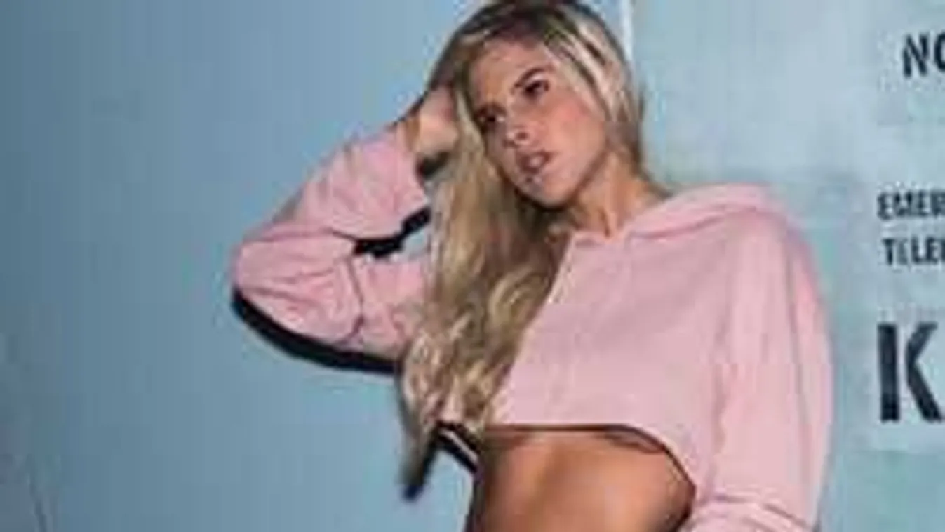 A fél internet a szőke bombázó pucér szelfijéről beszél!