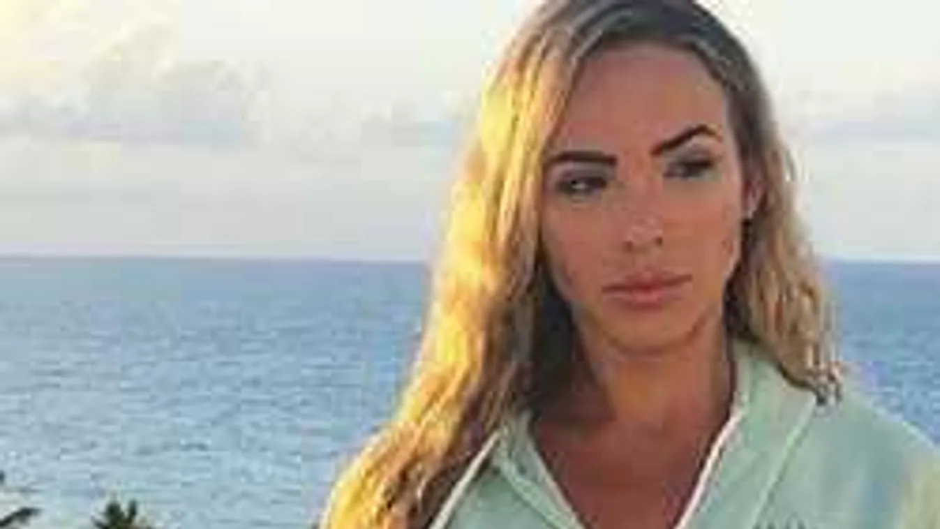 Egy eldugott kávézóban pucérkodott a nagy mellű modell