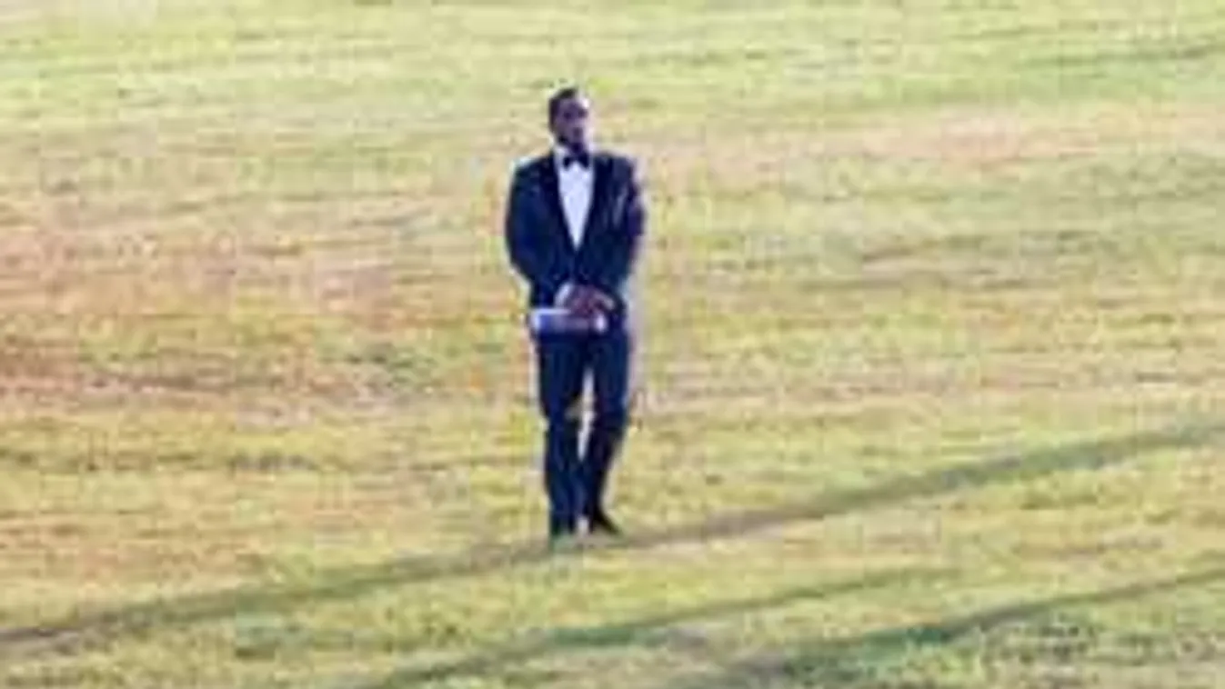 Zokogtak a gyászolók: könnyfakasztó beszéddel búcsúzott exétől a sztár