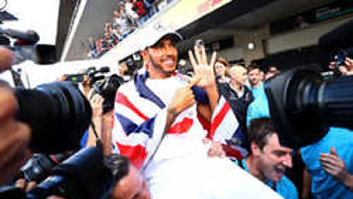 Forma-1: Hamilton versenyre kel Schumacherrel