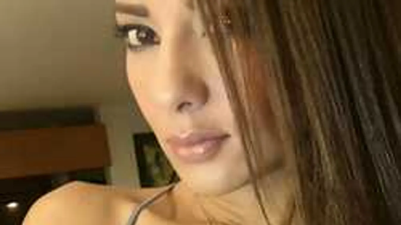 Lebukott, félmeztelenül fotózták le a dús keblű színésznőt