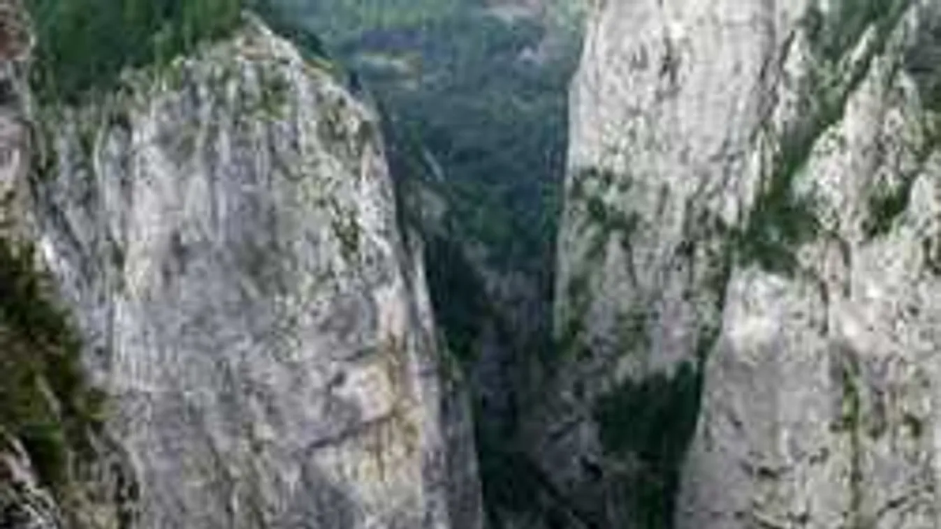 Halálos rémület a Békás-szorosban: órákon át mentették a sötétben a fiatalokat