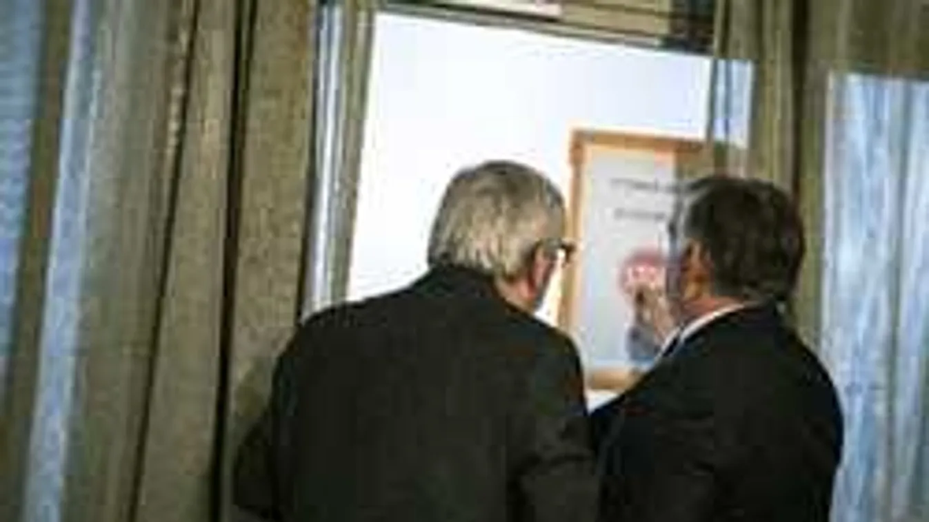 Orbán Viktor támogatta a  megint csak szédelgő Junckert: FOTÓ