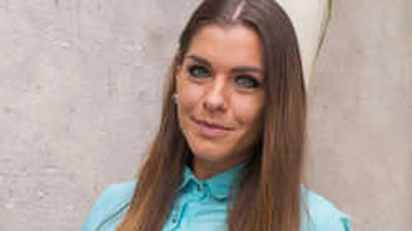 Hatalmasat esett Dér Heni a színpadon